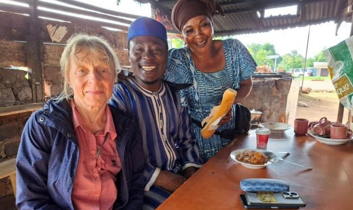 Mediatutkija Eila Murphy ja kamerunilaisen radioasema Sawtu Linjiilan johtaja Moise Ngayap pysähtyivät tienvarsiruokalaan. Kuva: Sansa