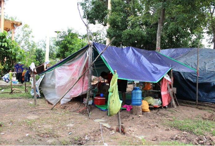 Yhden perheen väliaikainen koti buddhalaisen pagodan pihaiirissä