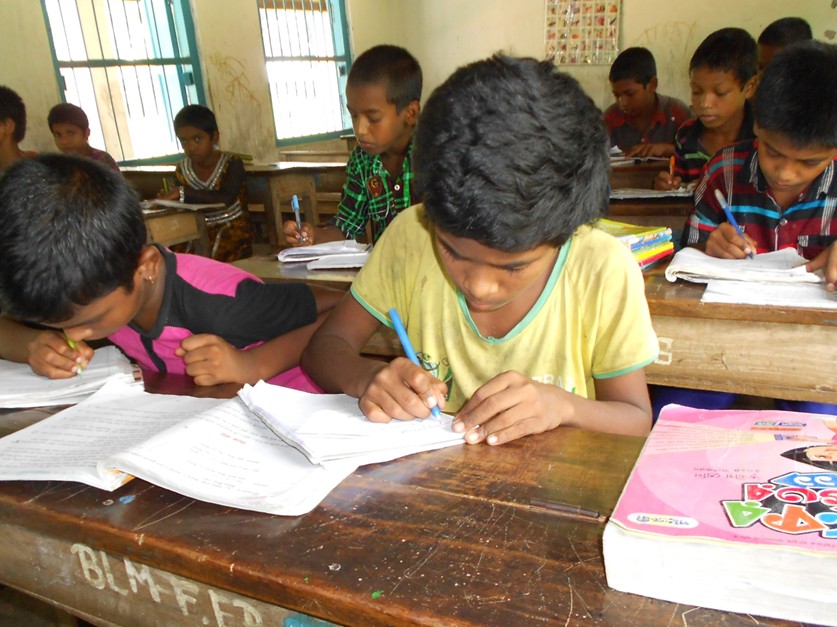 Uzirpurin koululaisia (kuva: D. Toppo)